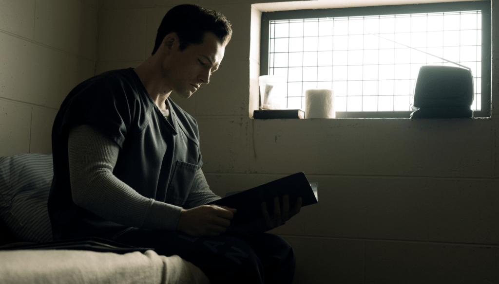 Taron Egerton in una scena di Black Bird (2022) è una miniserie Apple TV+