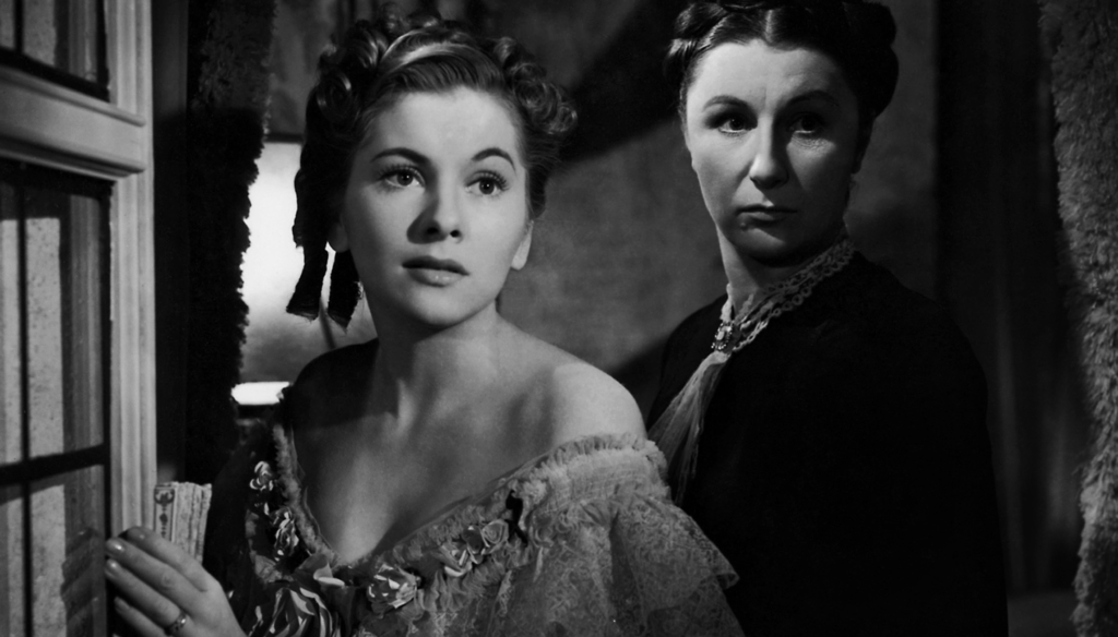 Joan Fontaine e Judith Anderson in una scena di Rebecca -Le prima moglie (1940) di Alfred Hitchcock