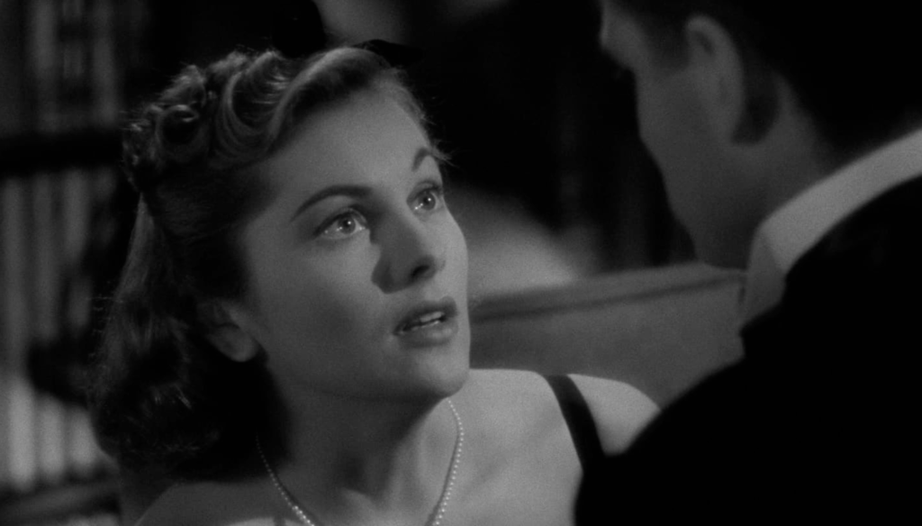 Joan Fontaine in una scena di Rebecca -Le prima moglie (1940) di Alfred Hitchcock