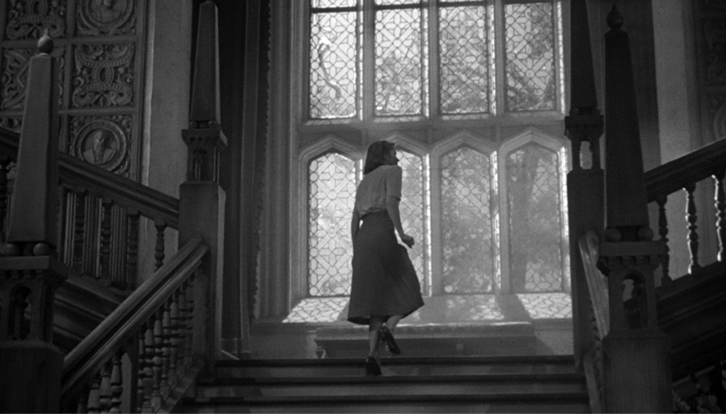 Joan Fontaine in una scena di Rebecca -Le prima moglie (1940) di Alfred Hitchcock