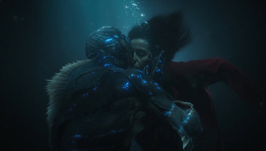 Sally Hawkins e Doug Jones in una scena di La forma dell'acqua (2017) di Guillermo del Toro 
