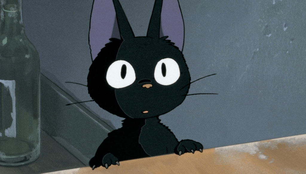 Jiji in una scena di Kiki - consegne a domicilio (1989) di Hayao Miyazaki