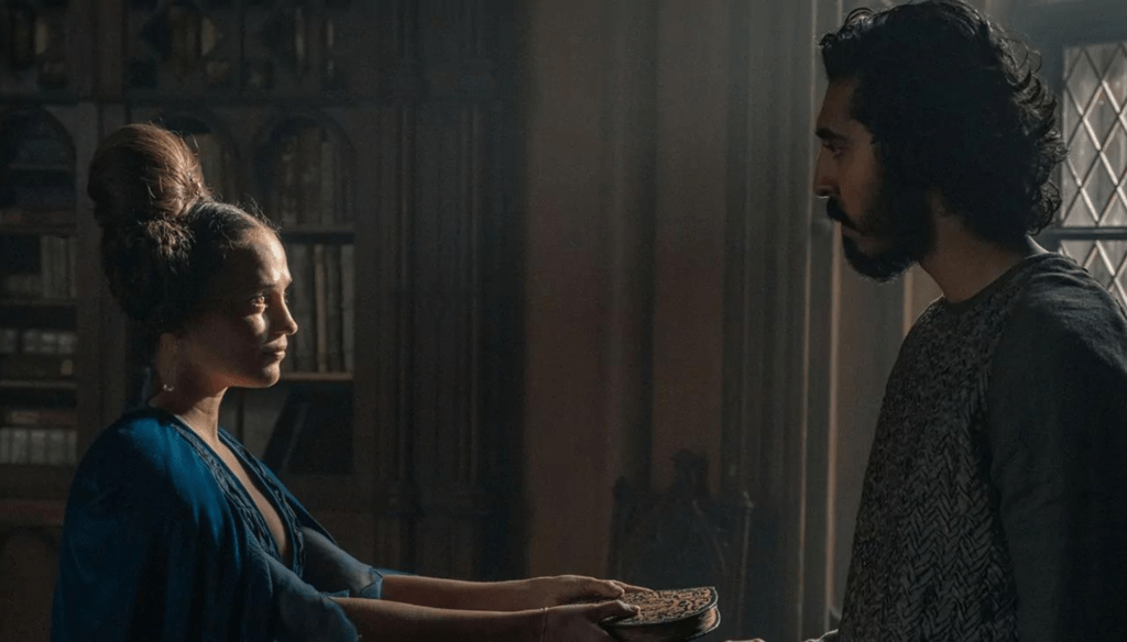 Alicia Vikander e Dev Patel in una scena di The Green Knight (2021) di David Lowery