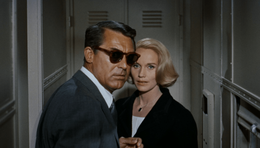 Cary Grant e  Eva Marie Saint in una scena di Intrigo Internazionale (1959) di Alfred Hitchcock