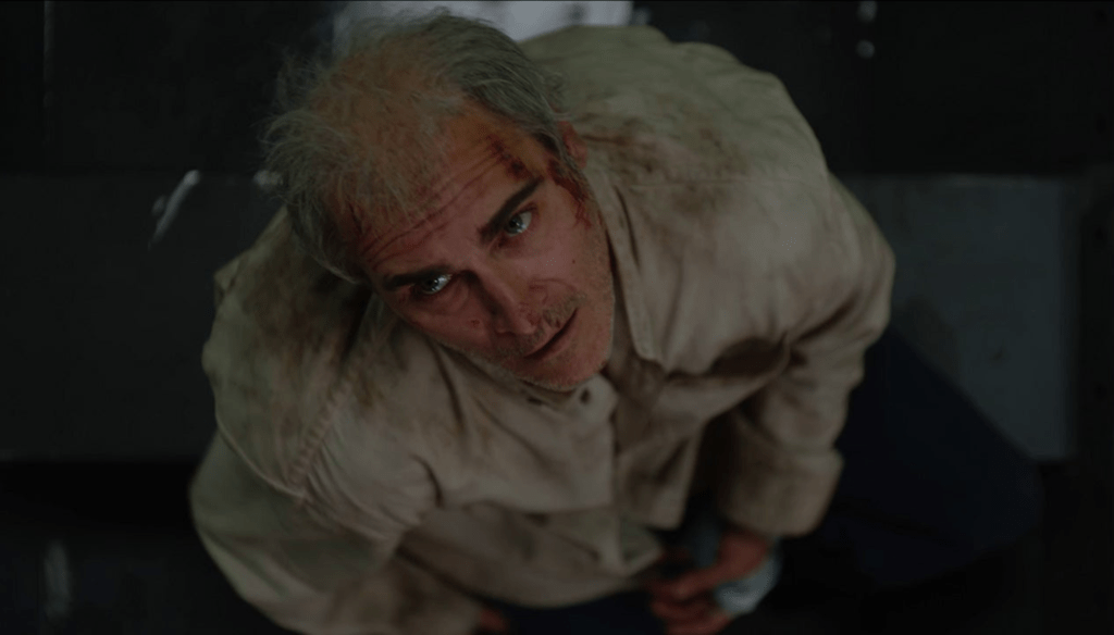 Joaquin Phoenix in una scena di Beau is afraid (2023) di Ari Aster