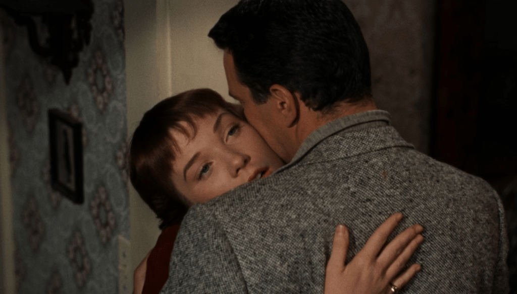 Shirley MacLaine e John Forsythe in una scena di La congiura degli innocenti (1955) di Alfred Hitchcock