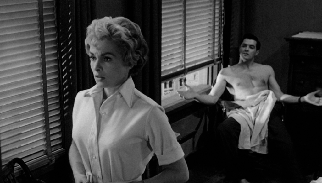 Janet Leigh e John Gavin in una scena di Psycho (1960) di Alfred Hitchcock