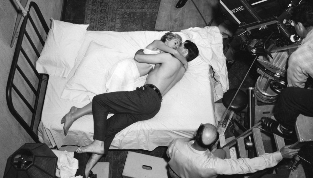 Janet Leigh e John Gavin in una scena di Psycho (1960) di Alfred Hitchcock