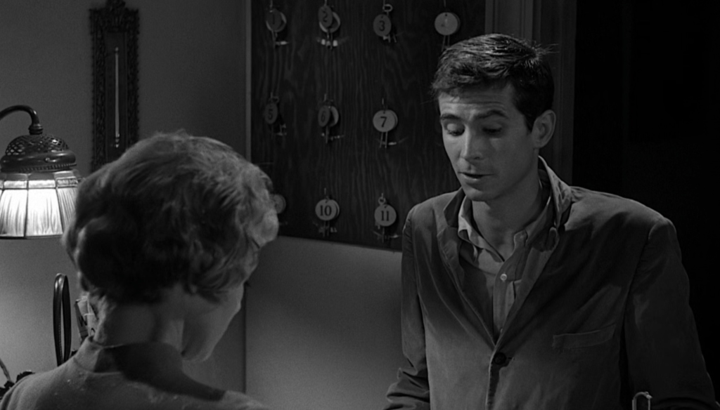 Janet Leigh e Anthony Perkins in una scena di Psycho (1960) di Alfred Hitchcock