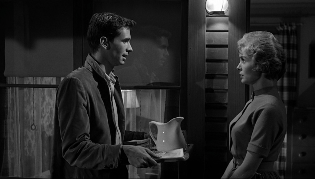 Janet Leigh e Anthony Perkins in una scena di Psycho (1960) di Alfred Hitchcock