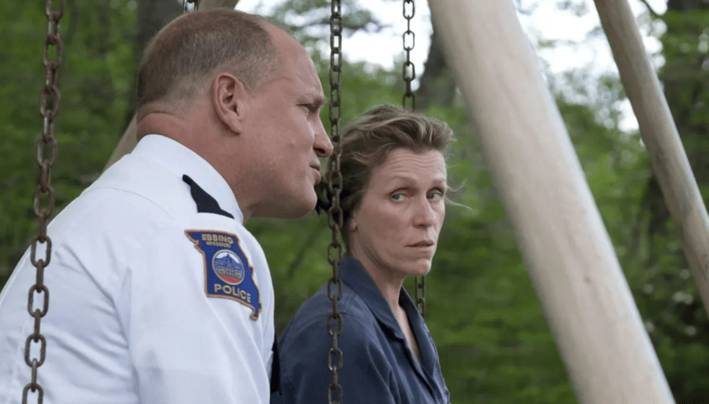 Frances McDormand e Woody Harrelson in una scena di Tre manifesti a Ebbing, Missouri (2017) di Martin McDonagh