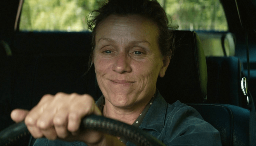 Frances McDormand in una scena di Tre manifesti a Ebbing, Missouri (2017) di Martin McDonagh