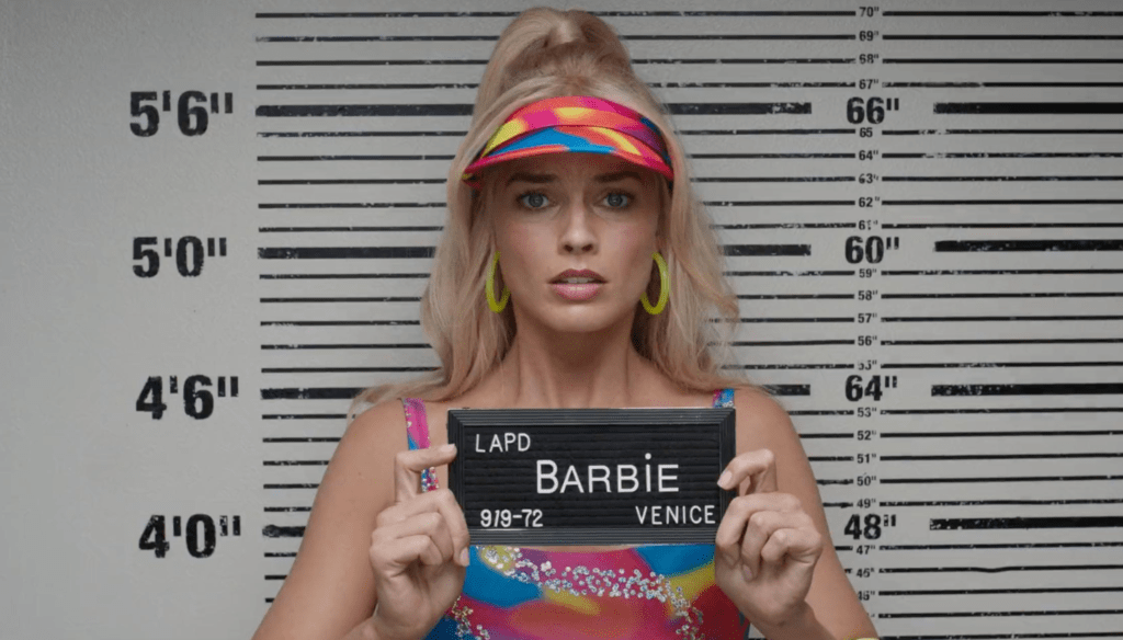 Margot Robbie in una scena di Barbie (2023) di Greta Gerwig