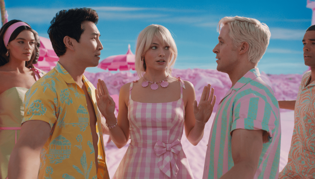 Margot Robbie, Ryan Gosling e Simon Liu in una scena di Barbie (2023) di Greta Gerwig