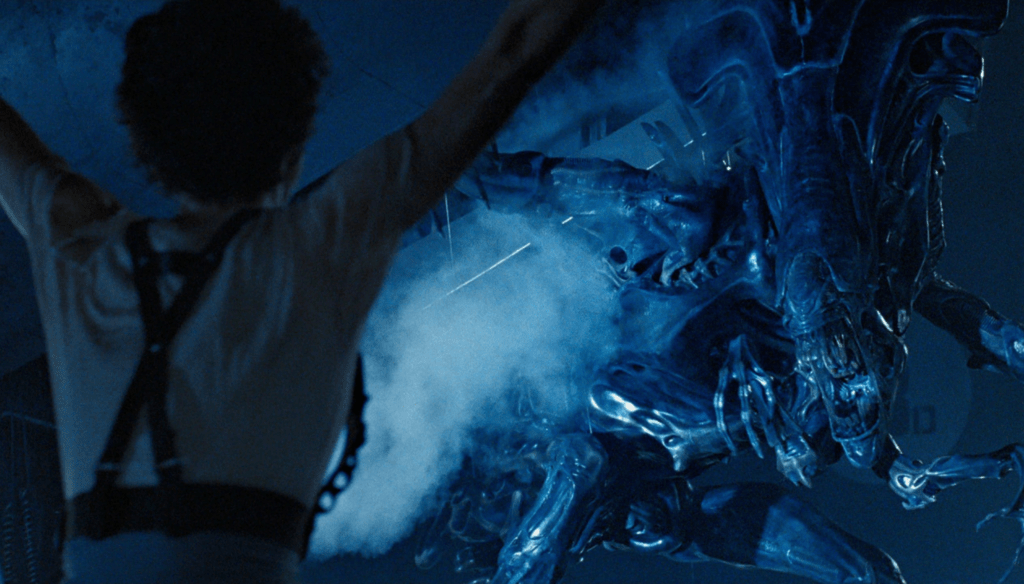 Sigourney Weaver e Queen Xenomorph in una scena di Aliens (1986) di James Cameron 