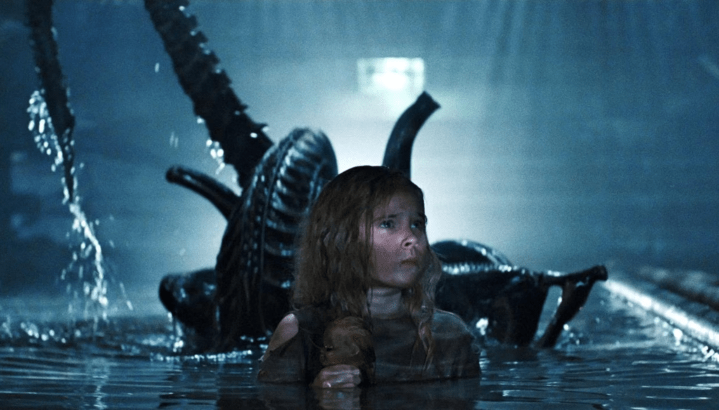 Queen Xenomorph e Carrie Henn in una scena di Aliens (1986) di James Cameron 