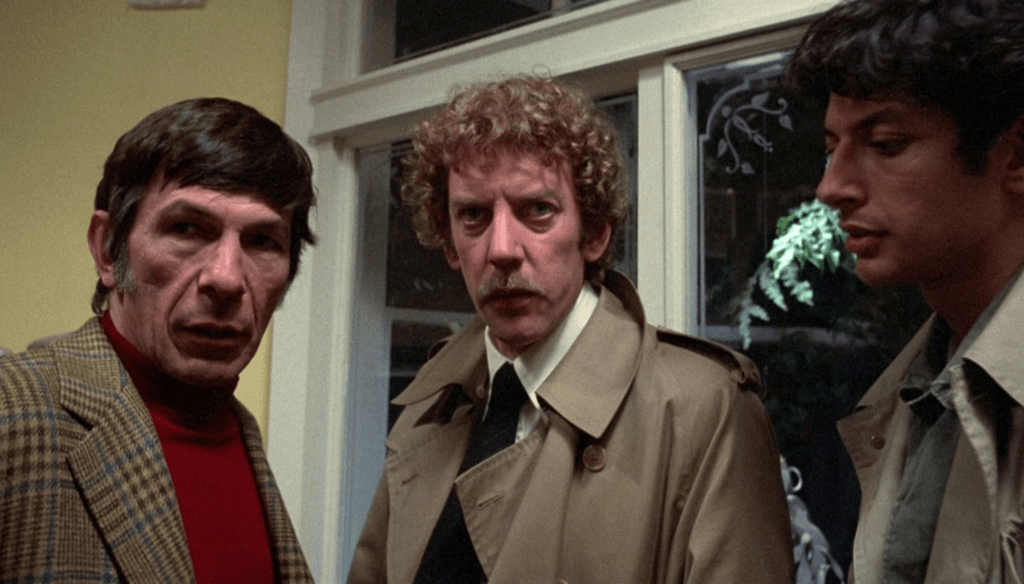 Leonard Nimoy, Donald Sutherland e Jeff Goldblum in una scena di Terrore dallo spazio profondo (1978) di Philip Kaufman