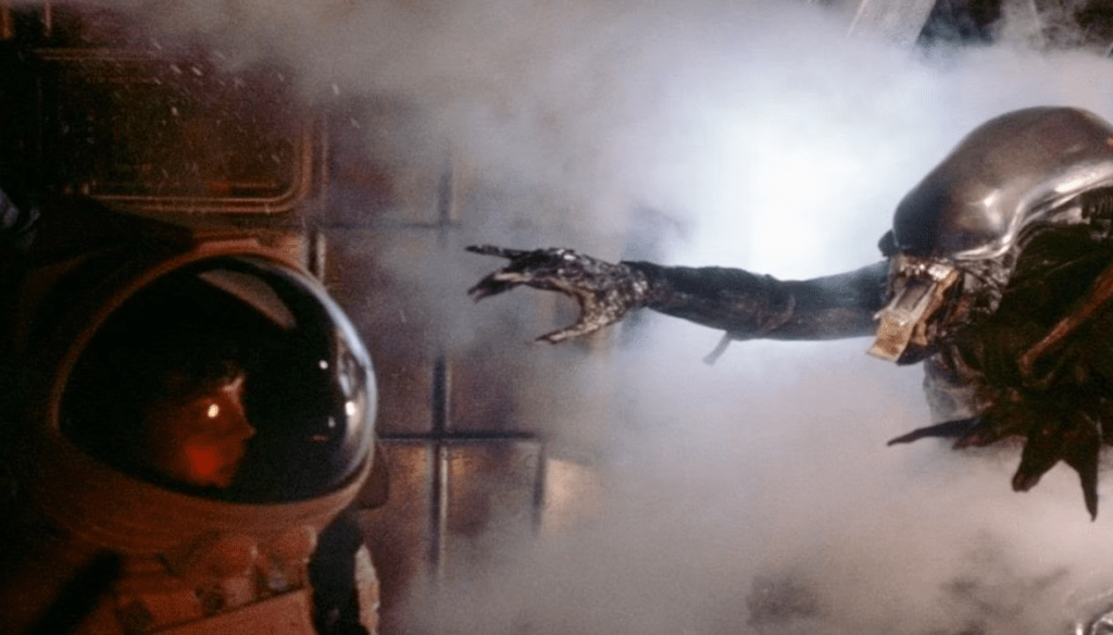 Sigourney Weaver e xenomorfo in una scena di Alien (1979) di Ridley Scott