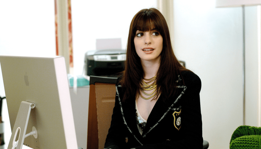 Anne Hathaway in una scena di Il diavolo veste Prada (2006) di David Frankel