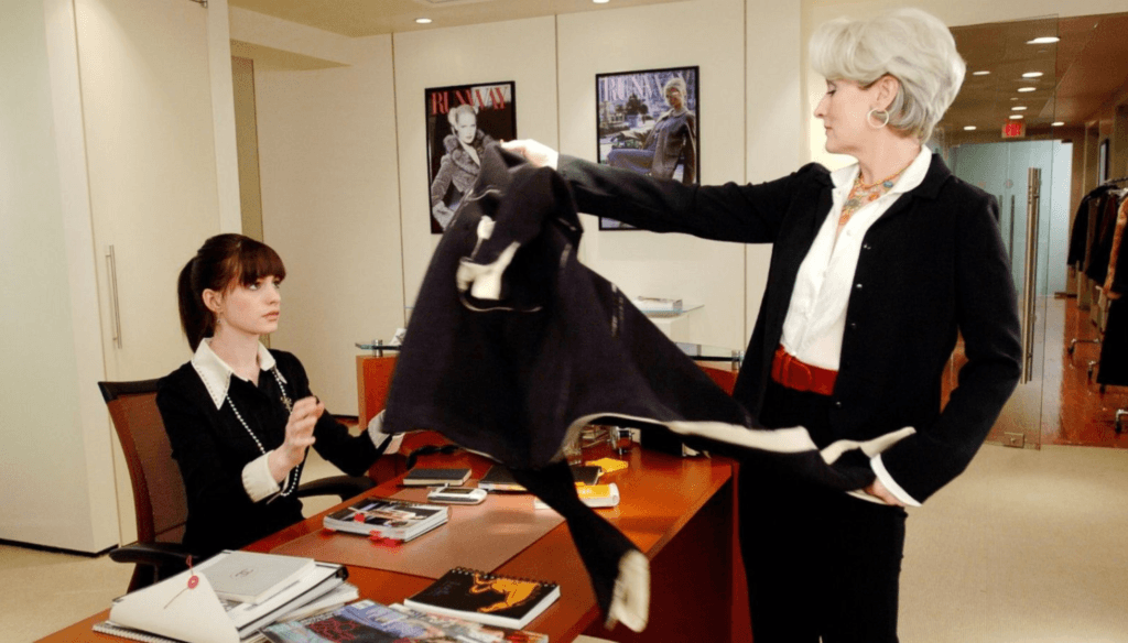 Anne Hathaway e Meryl Streep in una scena di Il diavolo veste Prada (2006) di David Frankel