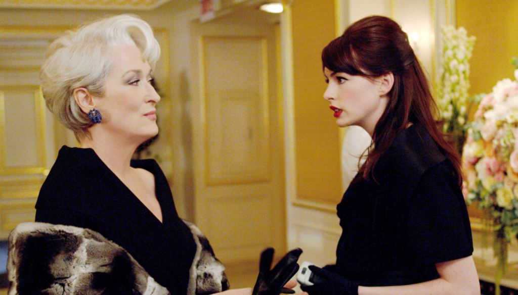 Anne Hathaway e Meryl Streep in una scena di Il diavolo veste Prada (2006) di David Frankel