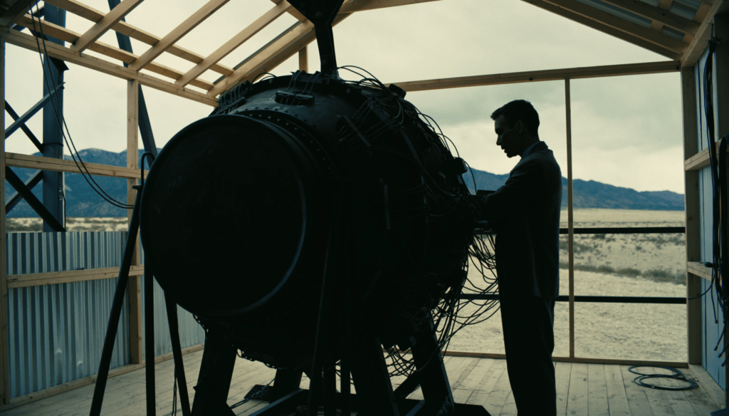 Cillian Murphy in una scena di Oppenheimer (2023) di Christopher Nolan