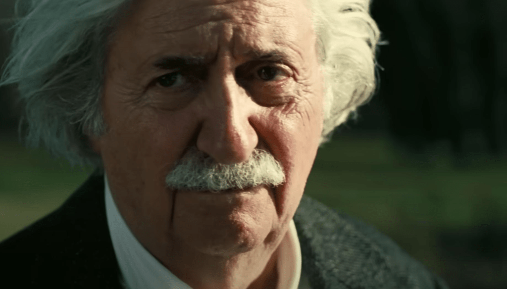 Tom Conti in una scena di Oppenheimer (2023) di Christopher Nolan