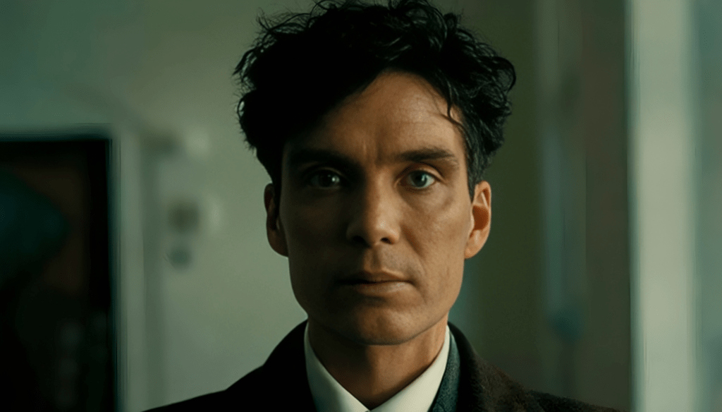 Cillian Murphy in una scena di Oppenheimer (2023) di Christopher Nolan