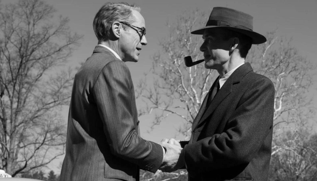 Cillian Murphy e Robert Downey Jr. in una scena di Oppenheimer (2023) di Christopher Nolan