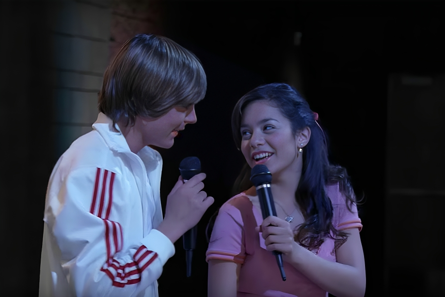 Zac Efron e Vanessa Hugens in una scena di High School Musical (2006) di Kenny Ortega