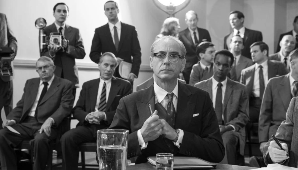 Robert Downey Jr. in una scena di Oppenheimer (2023) di Christopher Nolan
