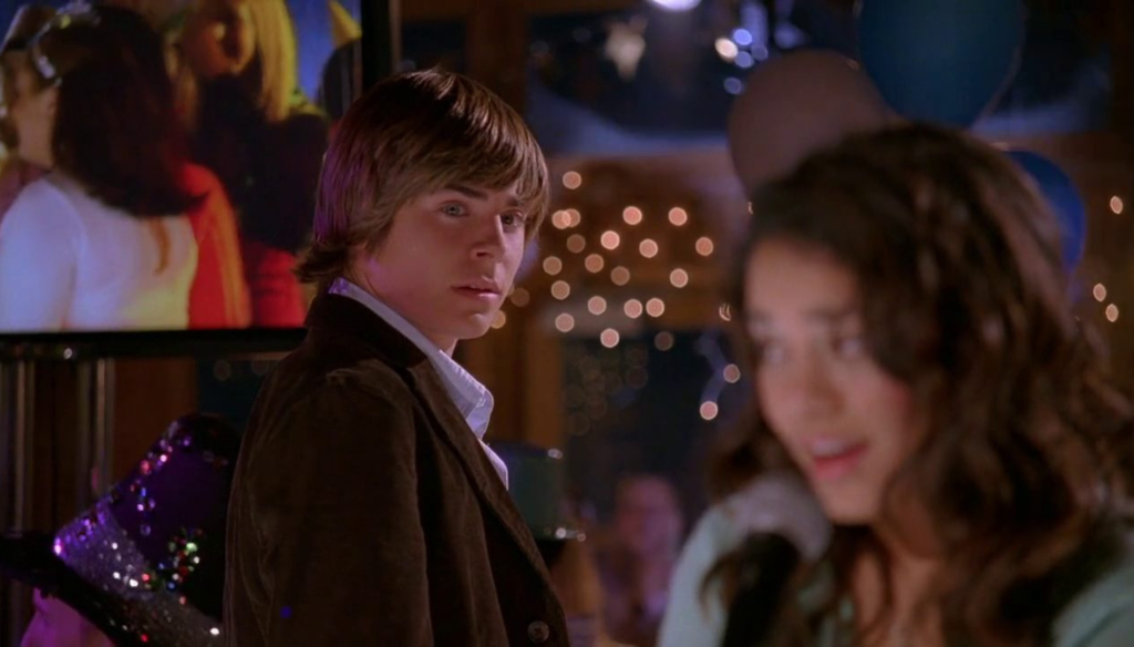 Zac Efron e Vanessa Hugens in una scena di High School Musical (2006) di Kenny Ortega