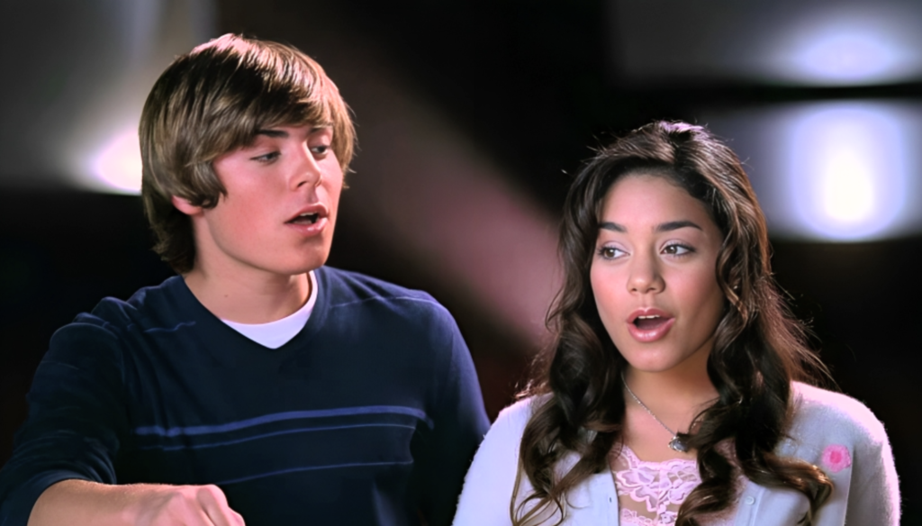 Zac Efron e Vanessa Hugens in una scena di High School Musical (2006) di Kenny Ortega