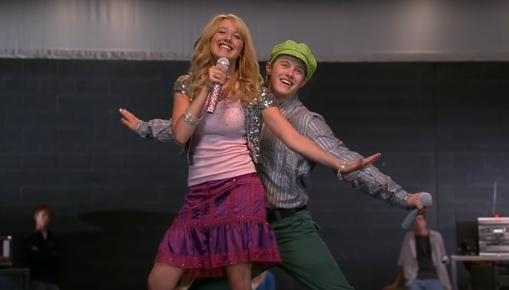 Ashley Tisdale e Lucas Grabeel in una scena di High School Musical (2006) di Kenny Ortega