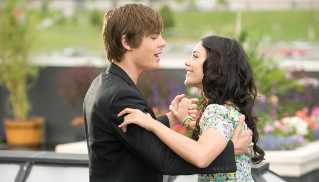 Zac Efron e Vanessa Hugens in una scena di High School Musical 8 (2006) di Kenny Ortega