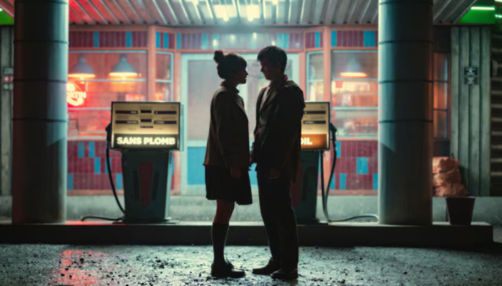 Asa Butterfield e Emma Mackey in una scena di Sex Education (2019 - 2023), serie tv Netflix