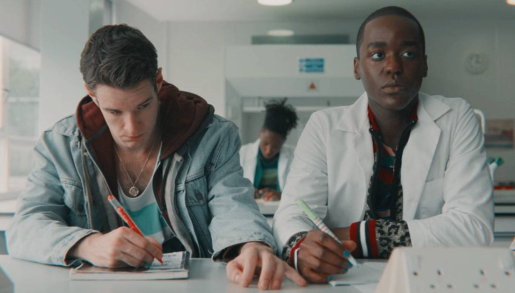 Ncuti Gatwa e Connor Swindells in una scena di Sex Education (2019 - 2023), serie tv Netflix 