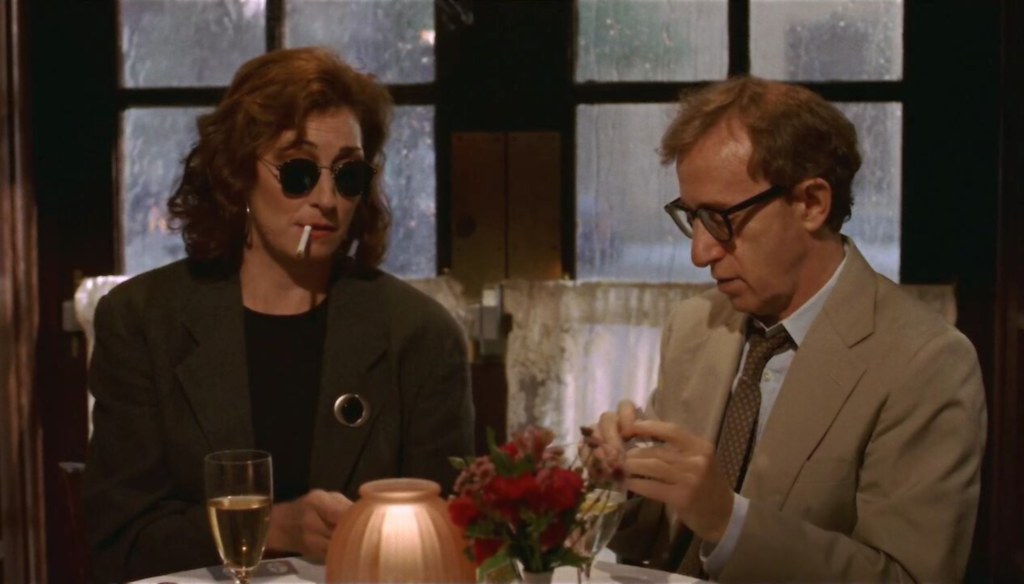 Woody Allen e Anjelica Huston in una scena di Misterioso omicidio a Manhattan (1993) di Woody Allen