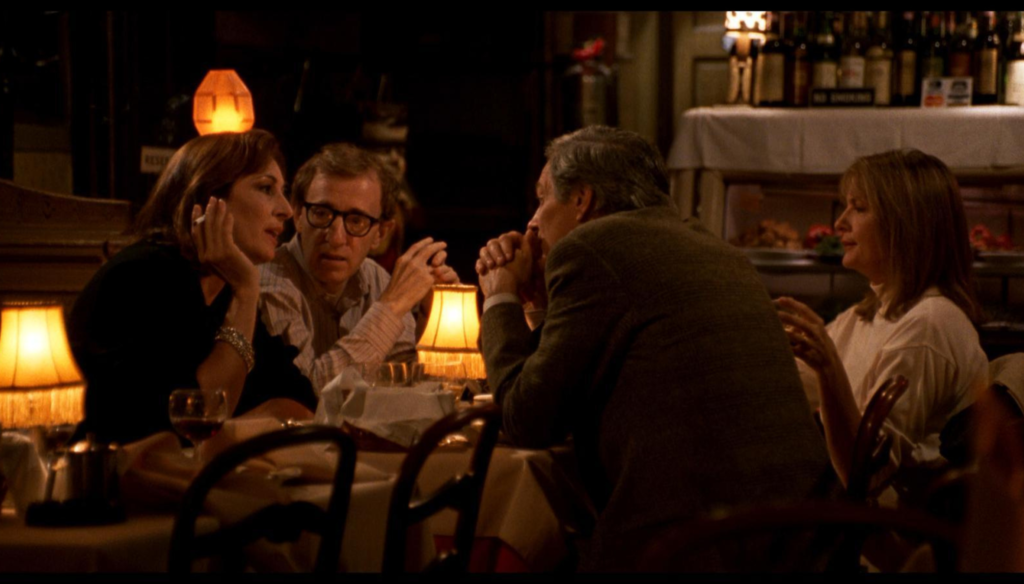 Woody Allen, Diane Keaton, Anjelica Huston e Alan Alda in una scena di Misterioso omicidio a Manhattan (1993) di Woody Allen