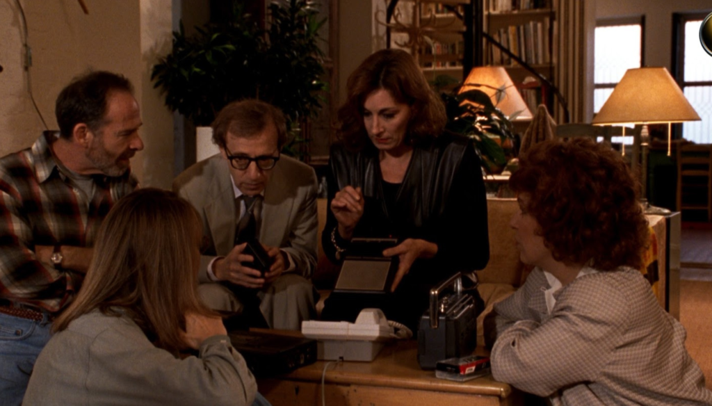 Woody Allen, Diane Keaton, Anjelica Huston in una scena di Misterioso omicidio a Manhattan (1993) di Woody Allen