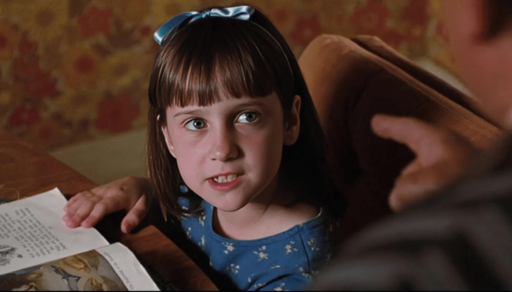 Mara Wilson in una scena di Matilda (1996) di Danny DeVito