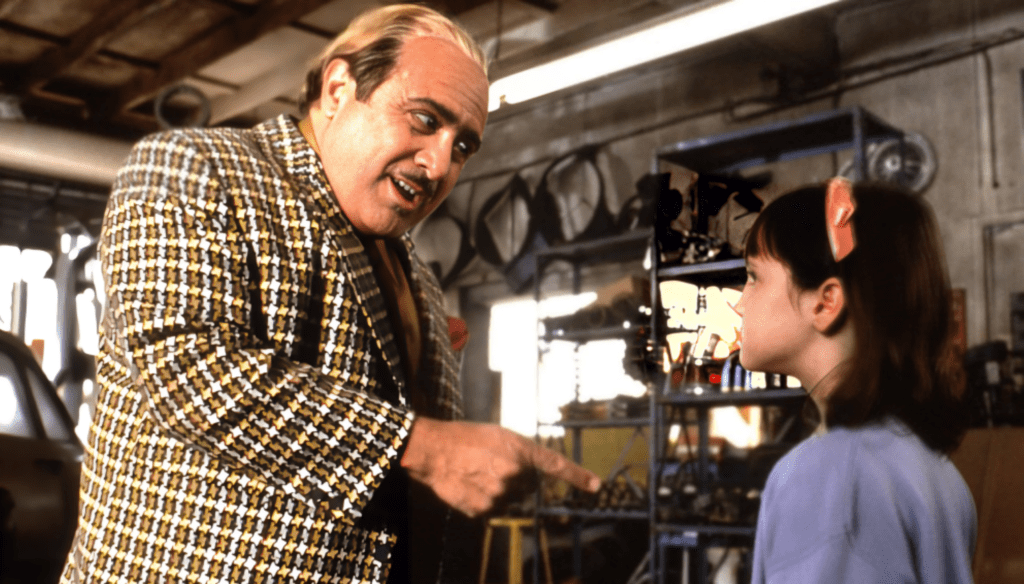 Mara Wilson e Danny DeVito in una scena di Matilda (1996) di Danny DeVito