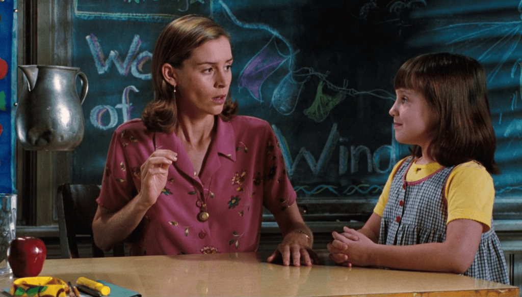 Embeth Davidtz e Mara Wilson in una scena di Matilda (1996) di Danny DeVito 