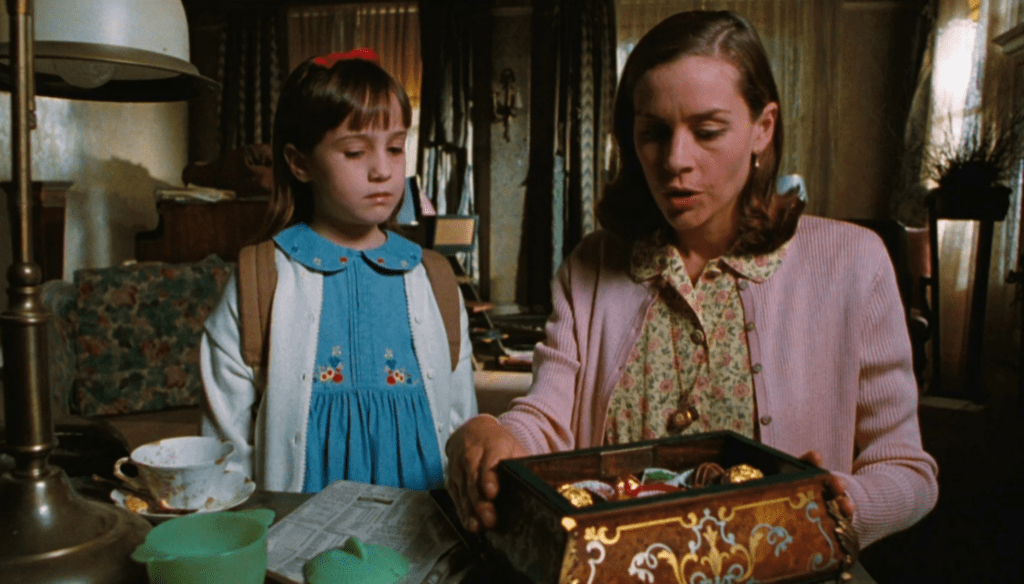 Embeth Davidtz e Mara Wilson in una scena di Matilda (1996) di Danny DeVito 