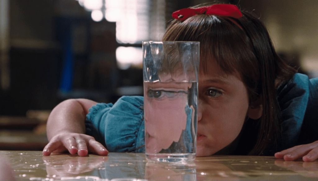 Mara Wilson in una scena di Matilda (1996) di Danny DeVito 