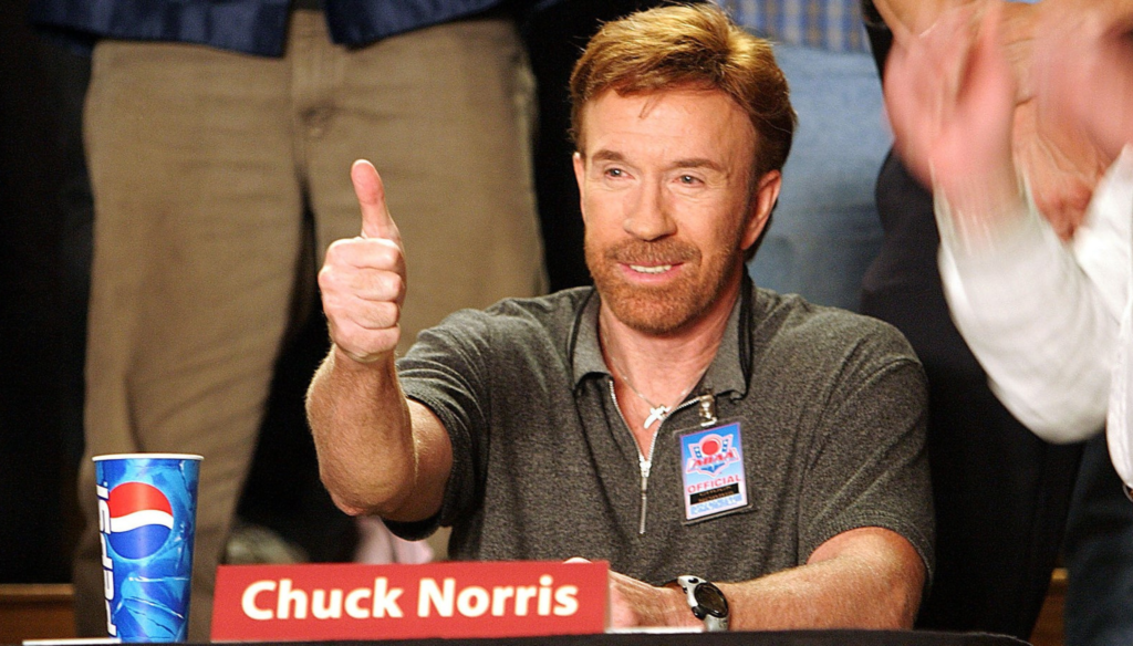 Chuck Norris in una scena di Dodgeball (2004) di Rawson Marshall Thurber