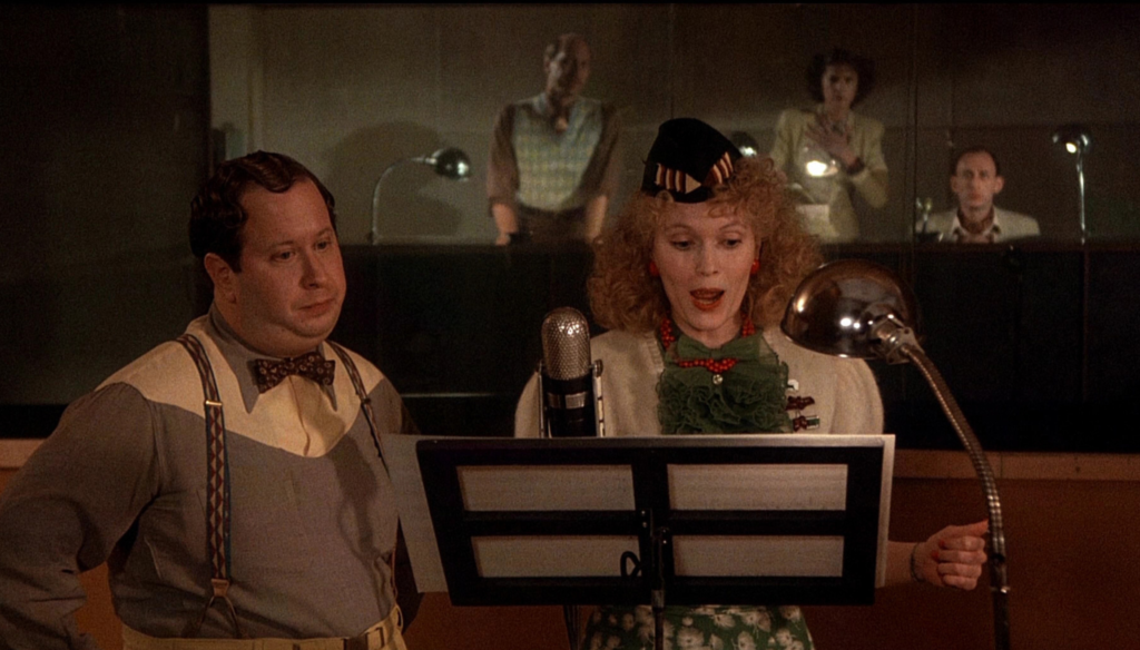 Mia Farrow in una scena di Radio Days (1987) di Woody Allen