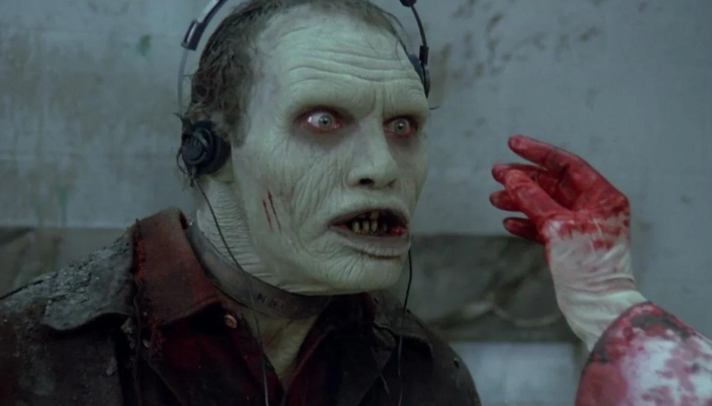 Bub lo zombie in una scena di Day of the dead (1985) di George Romero