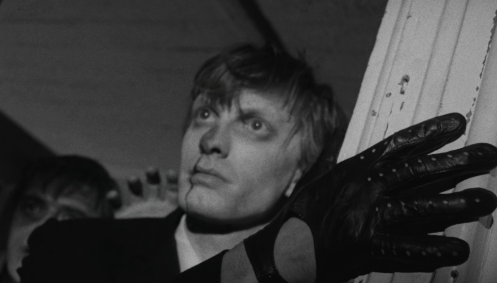 John zombie in una scena di Night of the living dead (1968) di George Romero
