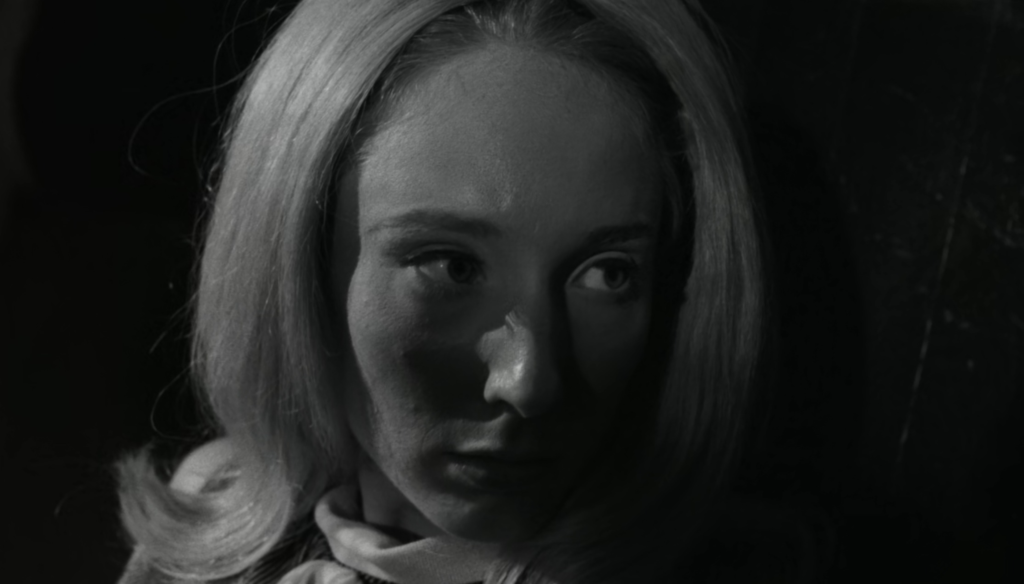 Barbra in una scena di Night of the living dead (1968) di George Romero